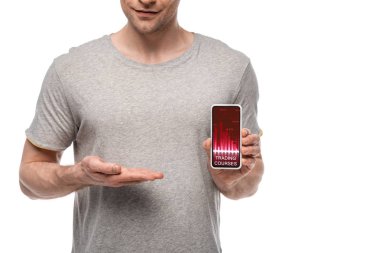 beyaz izole ticaret kursları uygulaması ile akıllı telefon sunan adam kırpılmış görünümü