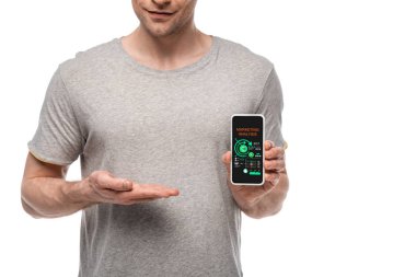 pazarlama analiz uygulaması ile akıllı telefon sunan adam kırpılmış görünümü, beyaz izole