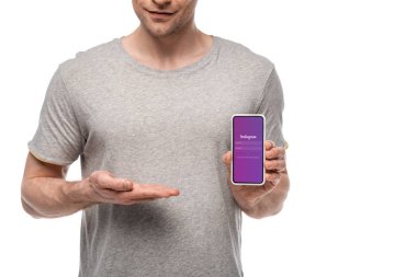 Kiev, Ukrayna - 16 Mayıs 2019: beyaz izole instagram uygulaması ile akıllı telefon sunan adam kırpılmış görünümü