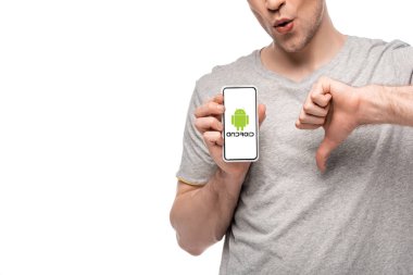Kiev, Ukrayna - 16 Mayıs 2019: beyaz izole airbnb uygulaması ile başparmak aşağı ve akıllı telefon gösteren adam kırpılmış görünümü