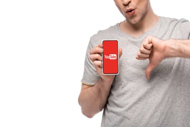 Kiev, Ukrayna - 16 Mayıs 2019: youtube uygulaması ile başparmak aşağı ve akıllı telefon gösteren adam kırpılmış görünümü, beyaz izole