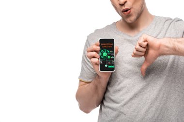 pazarlama analizi uygulaması ile başparmak aşağı ve akıllı telefon gösteren adam kırpılmış görünümü, beyaz izole