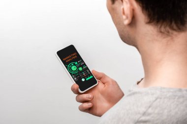 pazarlama analizi uygulaması ile akıllı telefon kullanarak adam kırpılmış görünümü, gri izole