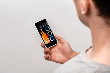 infografik uygulaması ile akıllı telefon kullanarak adam kırpılmış görünümü, gri izole