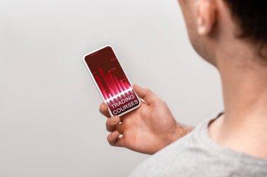 ticaret kursları uygulaması ile akıllı telefon kullanarak adam kırpılmış görünümü, gri izole