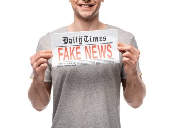 beyaz izole sahte haber ile gazete gösteren gülümseyen adam kırpılmış görünümü