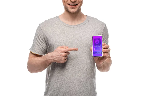 ショッピングアプリでスマートフォンを指差す男のトリミングビュー 白で隔離 — ストック写真