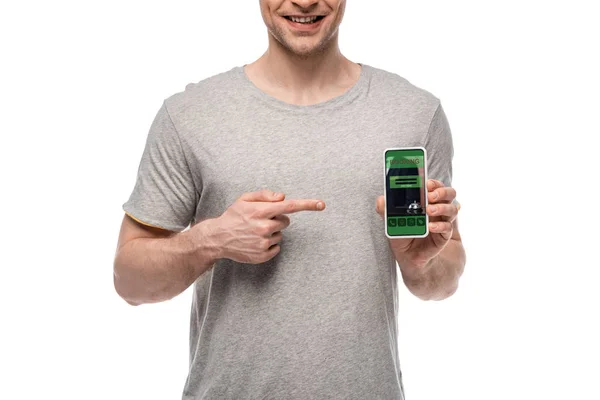 予約アプリでスマートフォンを指差す男のトリミングビュー 白で隔離 — ストック写真