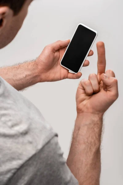 Teilansicht Eines Mannes Der Mittelfinger Zeigt Während Smartphone Mit Leerem — Stockfoto