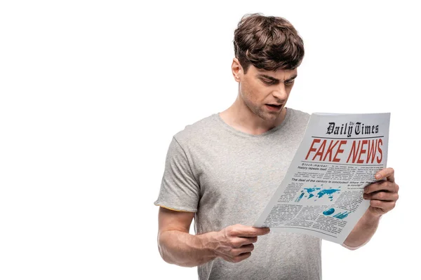 Недовольный Молодой Человек Читающий Газету Фальшивыми Новостями Изолированы Белом — стоковое фото