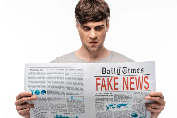 Δυσαρεστημένος Νέος Άνθρωπος Ανάγνωση Εφημερίδα Ψεύτικα Νέα Απομονώθηκαν Λευκό — Φωτογραφία Αρχείου