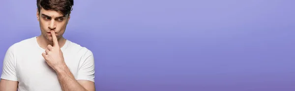 Panoramabild Omtänksam Ung Man Som Visar Tystnad Gest Isolerad Blå — Stockfoto