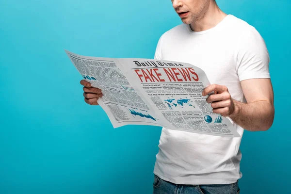 Περικομμένη Θέα Του Ανθρώπου Ανάγνωση Εφημερίδα Ψεύτικα Νέα Μπλε Φόντο — Φωτογραφία Αρχείου
