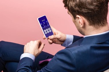 sağlık uygulaması ile akıllı telefon kullanarak işadamı kırpılmış görünümü, pembe izole