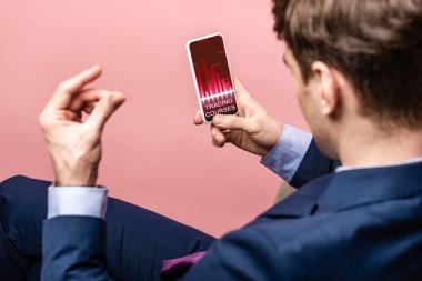 ticaret kursları uygulaması ile akıllı telefon kullanarak işadamı kırpılmış görünümü, pembe izole