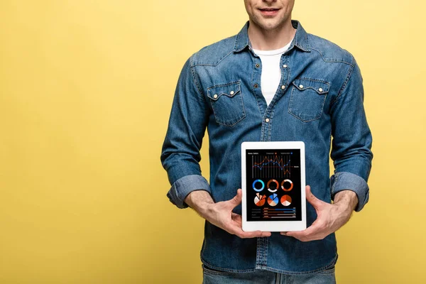 Обрезанный Вид Человека Джинсовой Одежде Цифровым Планшетом Инфографическим Приложением Изолированным — стоковое фото