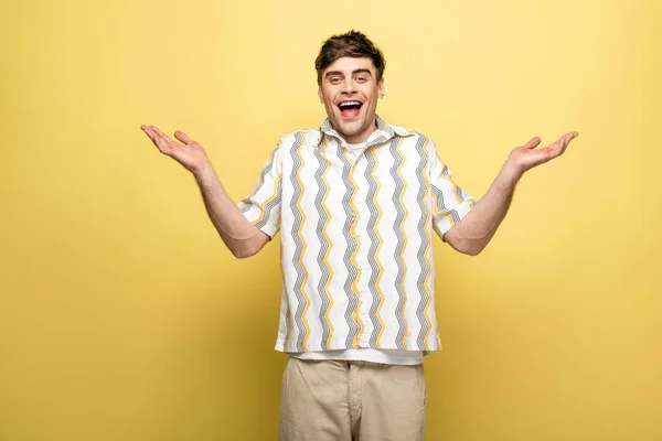 Alegre Joven Mostrando Gesto Encogimiento Hombros Sonriendo Cámara Sobre Fondo —  Fotos de Stock