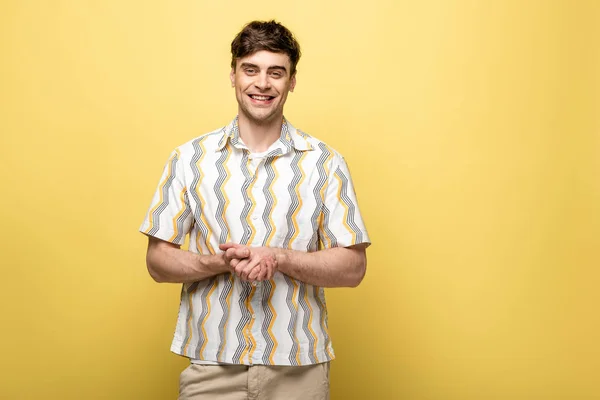 Sarı Arka Planda Kameraya Gülümseyen Rahat Giysiler Içinde Yakışıklı Genç — Stok fotoğraf