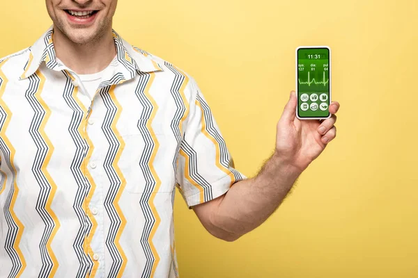 Vista Recortada Del Hombre Sonriente Que Muestra Teléfono Inteligente Con — Foto de Stock