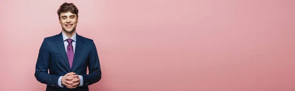 Панорамний Знімок Красивого Веселого Бізнесмена Який Посміхається Камеру Рожевому Фоні — стокове фото