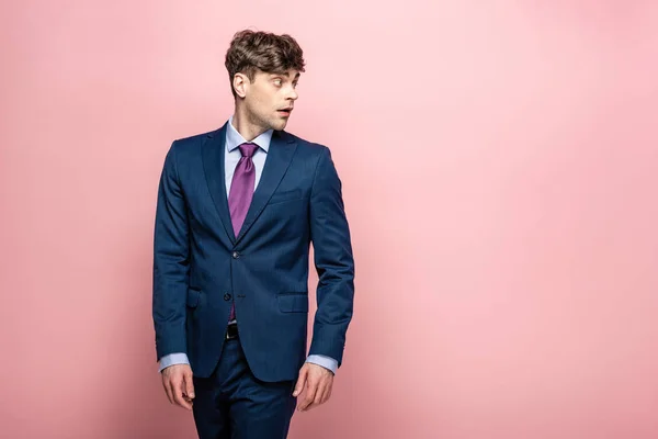 Uomo Affari Premuroso Giacca Cravatta Guardando Lontano Sfondo Rosa — Foto Stock