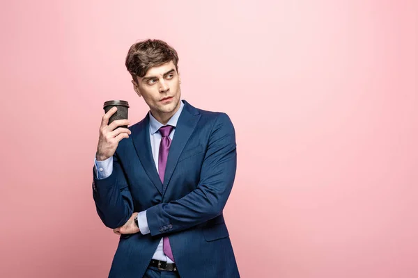 Pensativo Hombre Negocios Mirando Hacia Otro Lado Mientras Sostiene Café — Foto de Stock