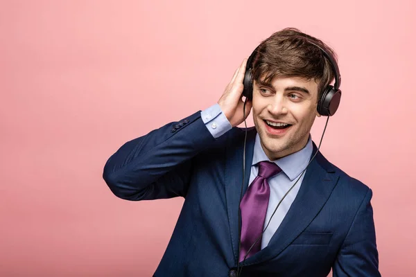 Cheerful Businessman Listening Music Earphones While Looking Away Pink Background — Stock Photo, Image