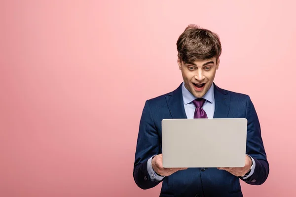 Empresário Alegre Desgaste Formal Olhando Para Laptop Fundo Rosa — Fotografia de Stock