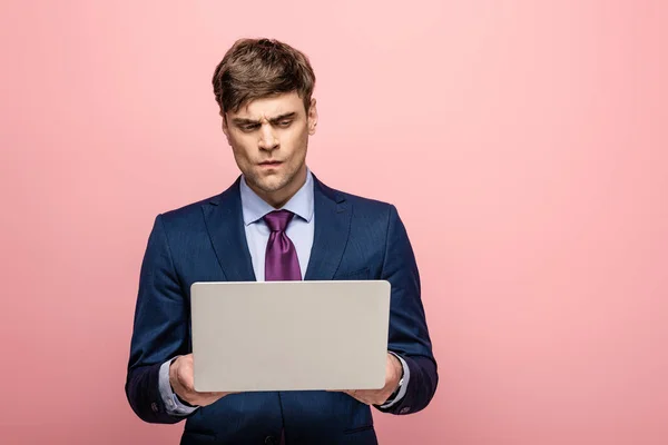 Pensativo Hombre Negocios Traje Pie Con Ordenador Portátil Sobre Fondo — Foto de Stock