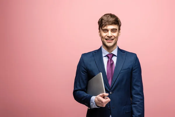 Красивий Бізнесмен Тримає Ноутбук Посміхається Камеру Рожевому Фоні — стокове фото
