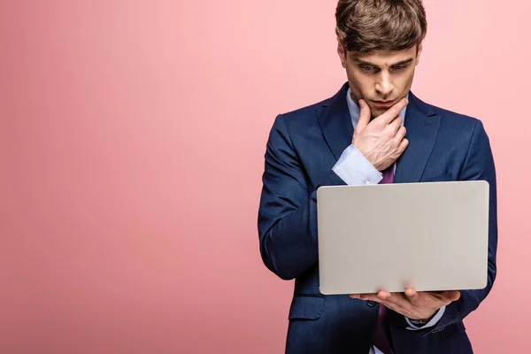 Homem Negócios Sério Terno Usando Laptop Segurando Mão Perto Rosto — Fotografia de Stock