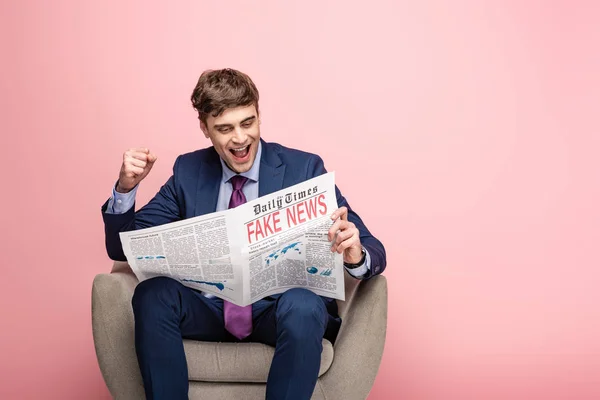 Alegre Hombre Negocios Mostrando Gesto Ganador Mientras Está Sentado Sillón —  Fotos de Stock