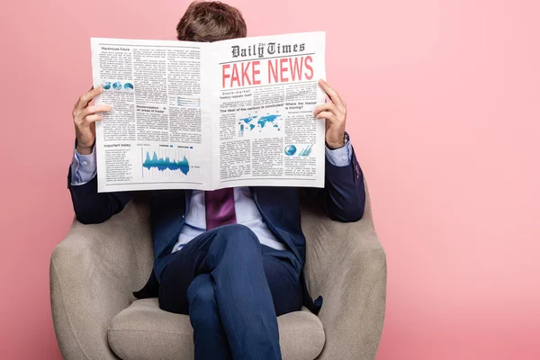 Hombre Negocios Sentado Sillón Leyendo Periódico Con Noticias Falsas Sobre — Foto de Stock