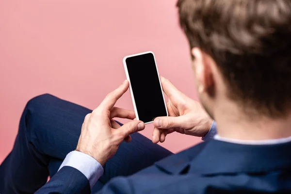 Vista Trasera Del Hombre Negocios Sentado Sosteniendo Teléfono Inteligente Con —  Fotos de Stock