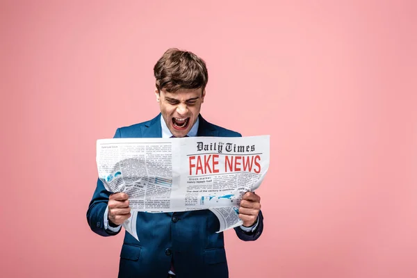 Homem Negócios Irritado Gritando Enquanto Lia Jornal Com Notícias Falsas — Fotografia de Stock