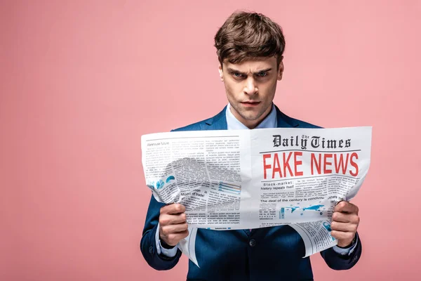 Serio Uomo Affari Possesso Giornale Con Notizie False Guardando Fotocamera — Foto Stock