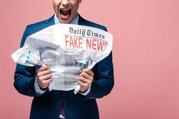 Hombre Negocios Enojado Arrugando Periódico Con Noticias Falsas Aisladas Rosa — Foto de Stock