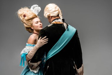 gri peruk adam sarılma mavi elbiseli çekici viktorya kadın