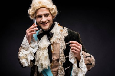 siyah akıllı telefonda konuşurken peruk mutlu viktorya adam gülümseyen 