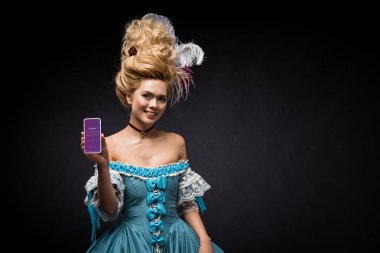 Kiev, Ukrayna - 5 Haziran 2019: siyah ekranda instagram uygulaması ile akıllı telefon tutan çekici victoria kadın 
