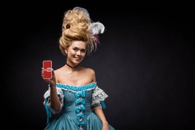 Kiev, Ukrayna - 5 Haziran 2019: siyah ekranda youtube uygulaması ile akıllı telefon tutan çekici viktorya kadın 
