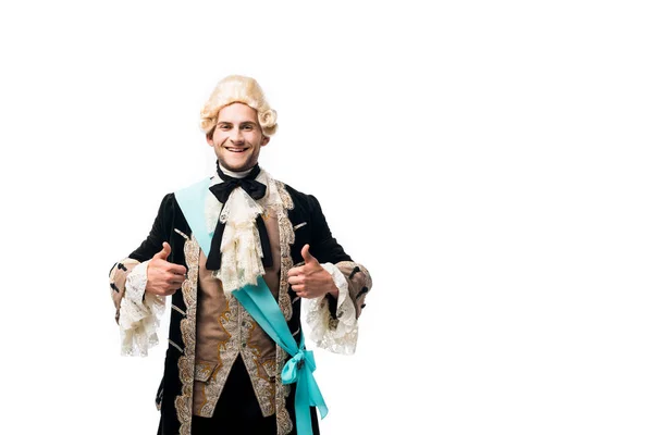 Ευτυχισμένος Βικτοριανός Άνθρωπος Περούκα Που Δείχνει Αντίχειρες Επάνω Απομονωμένη Λευκό — Φωτογραφία Αρχείου