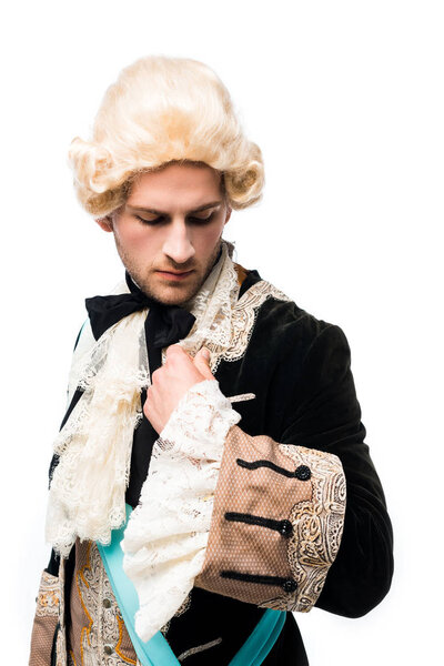 Викторианский джентльмен в парике смотрит на костюм изолированный на белом
 
