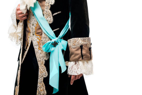 обрезанный вид человека в формальной одежде стоял изолирован на белом
 