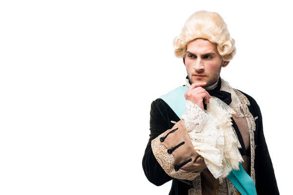 задумчивый викторианский джентльмен в парике мыслит изолированно на белом
 