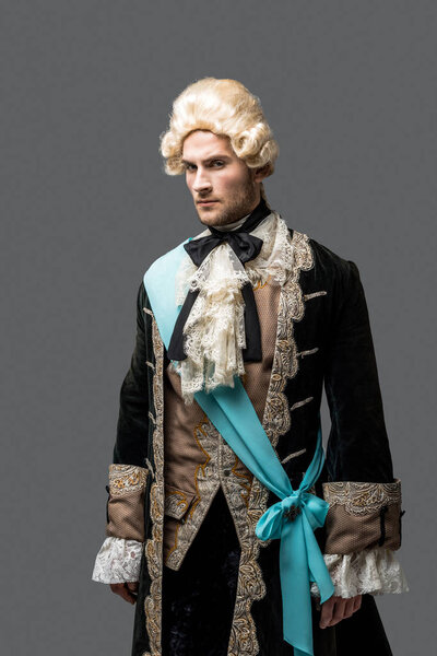 Мужик в парике, одиноко стоящий на сером
