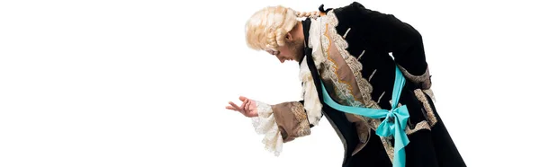 Панорамный Снимок Красивого Викторианского Джентльмена Парике Жестикулирующего Кланяясь Изолированно Белом — стоковое фото