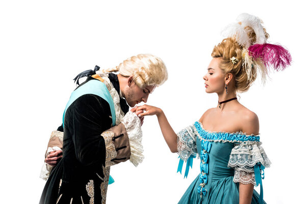 Красивый джентльмен целует руку красивой викторианской женщины в синем платье изолированы на белом
  