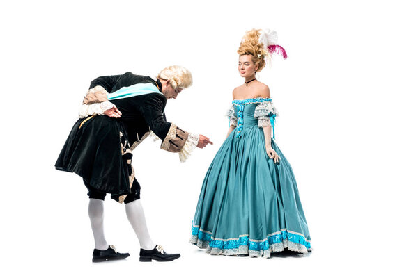 Джентльмен склоняется перед красивой женщиной-победительницей в синем платье, изолированном на белом
  