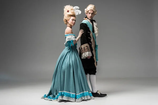 Viktorianische Frau Blauem Kleid Steht Mit Gentleman Auf Grau — Stockfoto